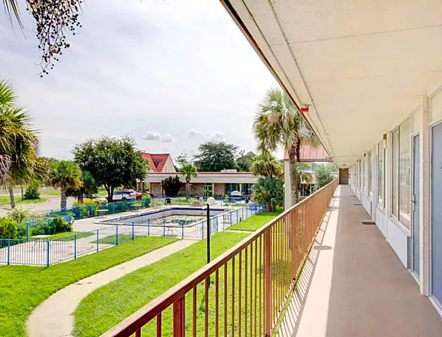 OYO Hotel Dundee By Crystal Lake hotel detail image 2