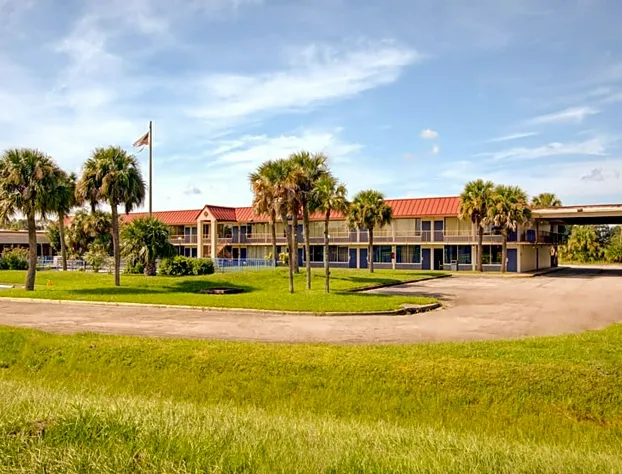 OYO Hotel Dundee By Crystal Lake hotel detail image 4