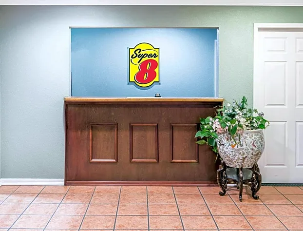 Super 8 by Wyndham Kinder LA hotel detail image 4