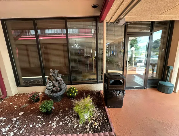 Hotel Red Rose by Townhouse Covington I-64 hotel detail image 1