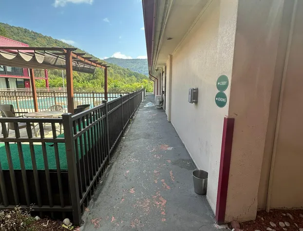 Hotel Red Rose by Townhouse Covington I-64 hotel detail image 2