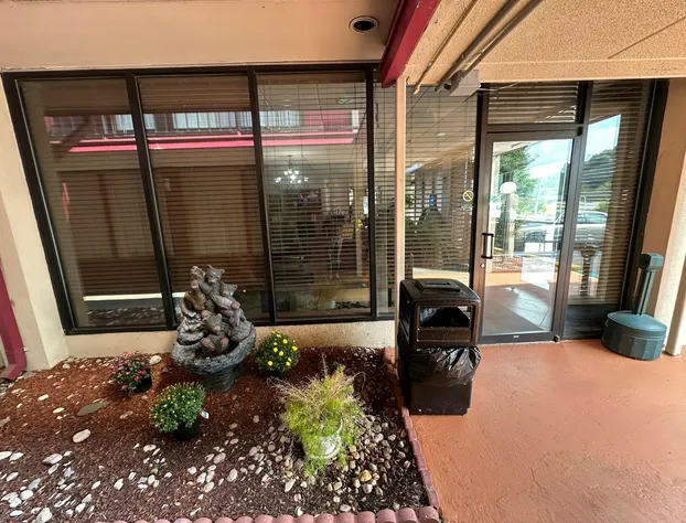 Hotel Red Rose by Townhouse Covington I-64 hotel detail image 1