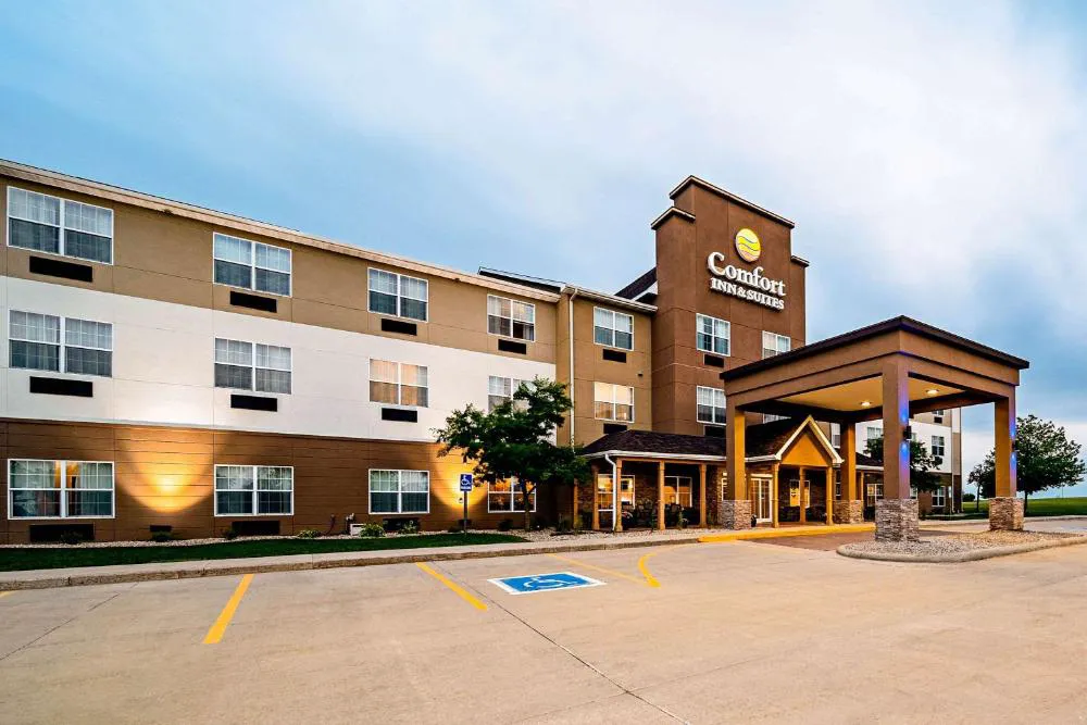 Comfort Inn & Suites Independence hotel hero