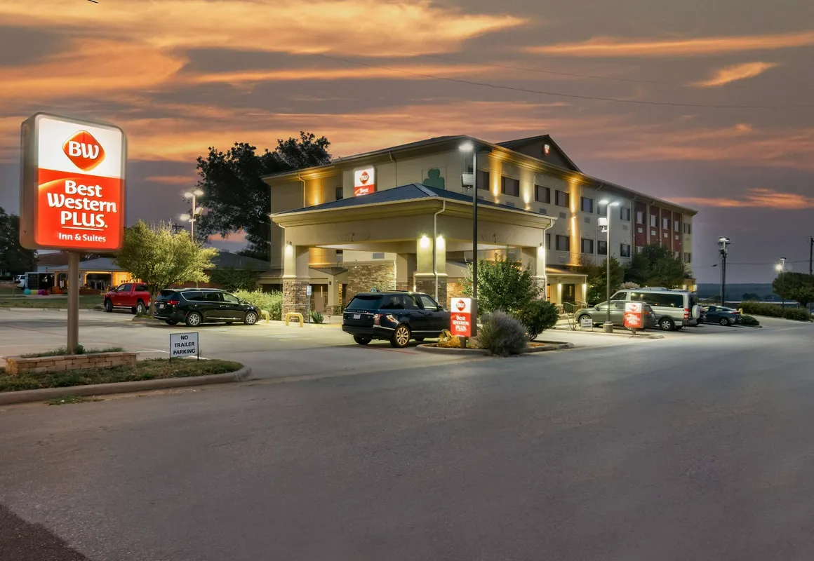 Best Western Plus Shamrock Inn & Suites hotel hero