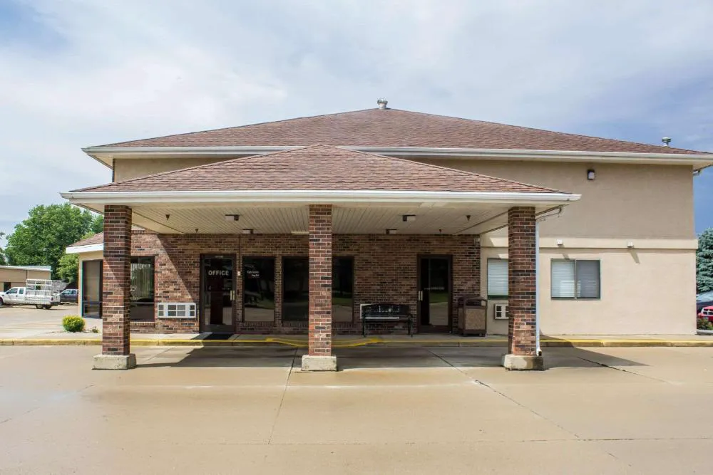 Econo Lodge hotel hero