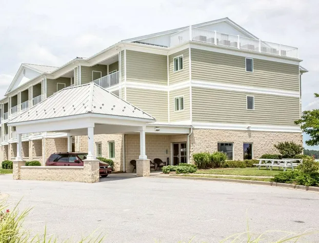 Island Inn & Suites, an Ascend Collection Hotel hotel detail image 1