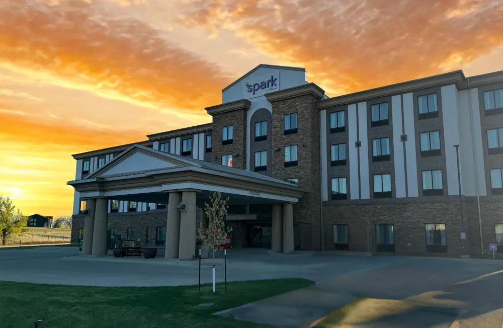Spark by Hilton Glendive hotel hero