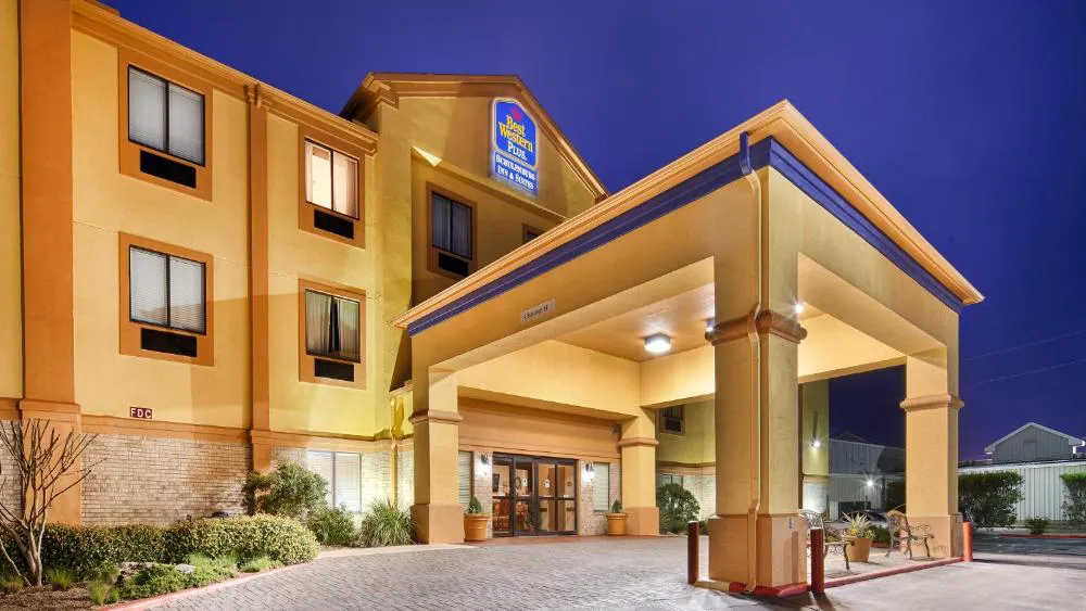 Comfort Inn & Suites hotel hero