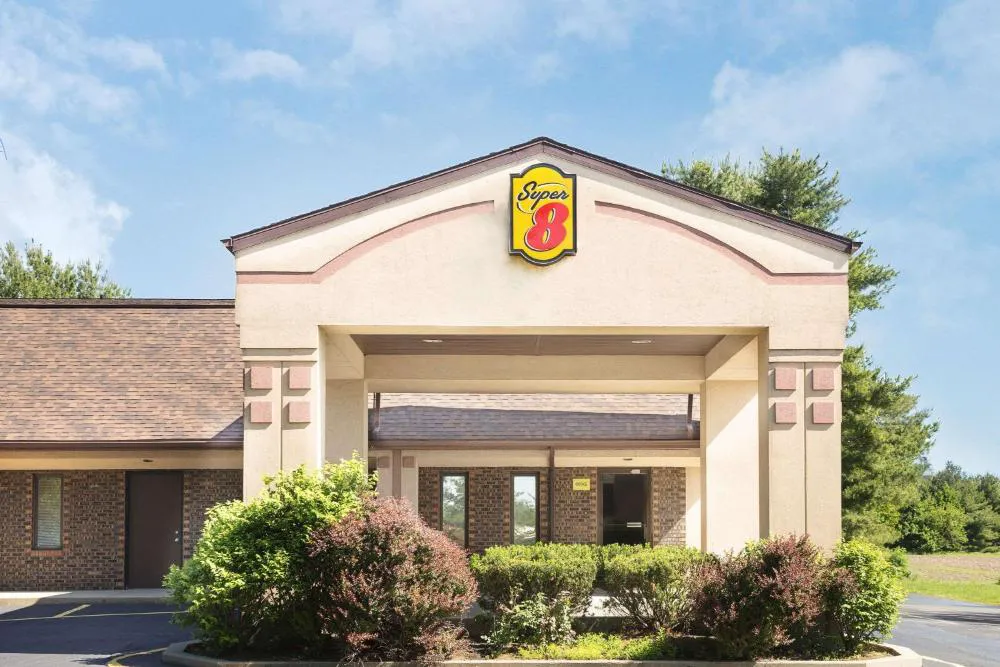 Super 8 by Wyndham Taylorville IL hotel hero