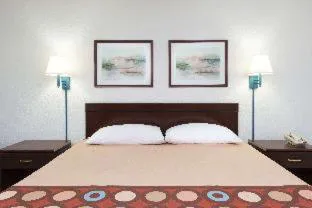 Super 8 by Wyndham Taylorville IL hotel detail image 2