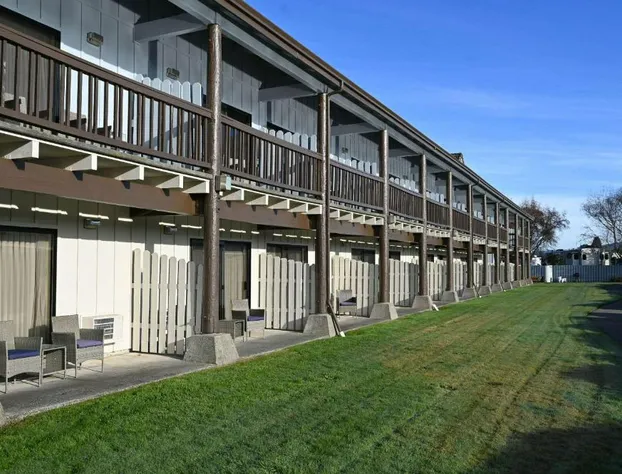 Edgewater Inn and Suites, an Ascend Collection Hotel hotel detail image 1