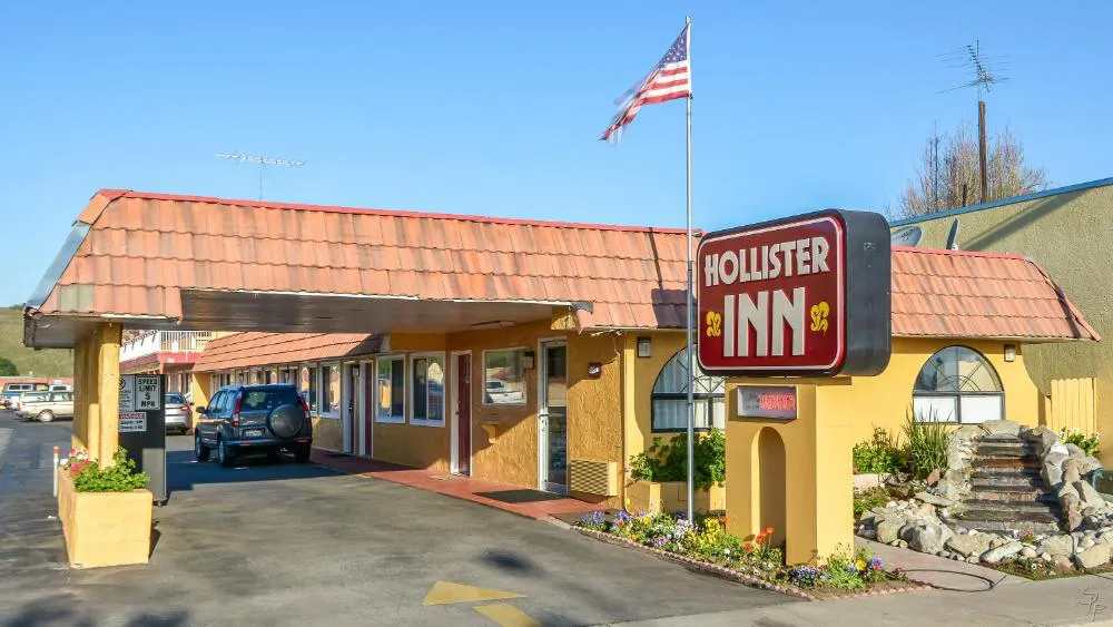 Hollister Inn hotel hero