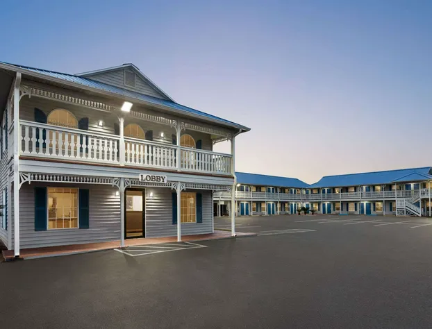 Super 8 by Wyndham Foley hotel detail image 1