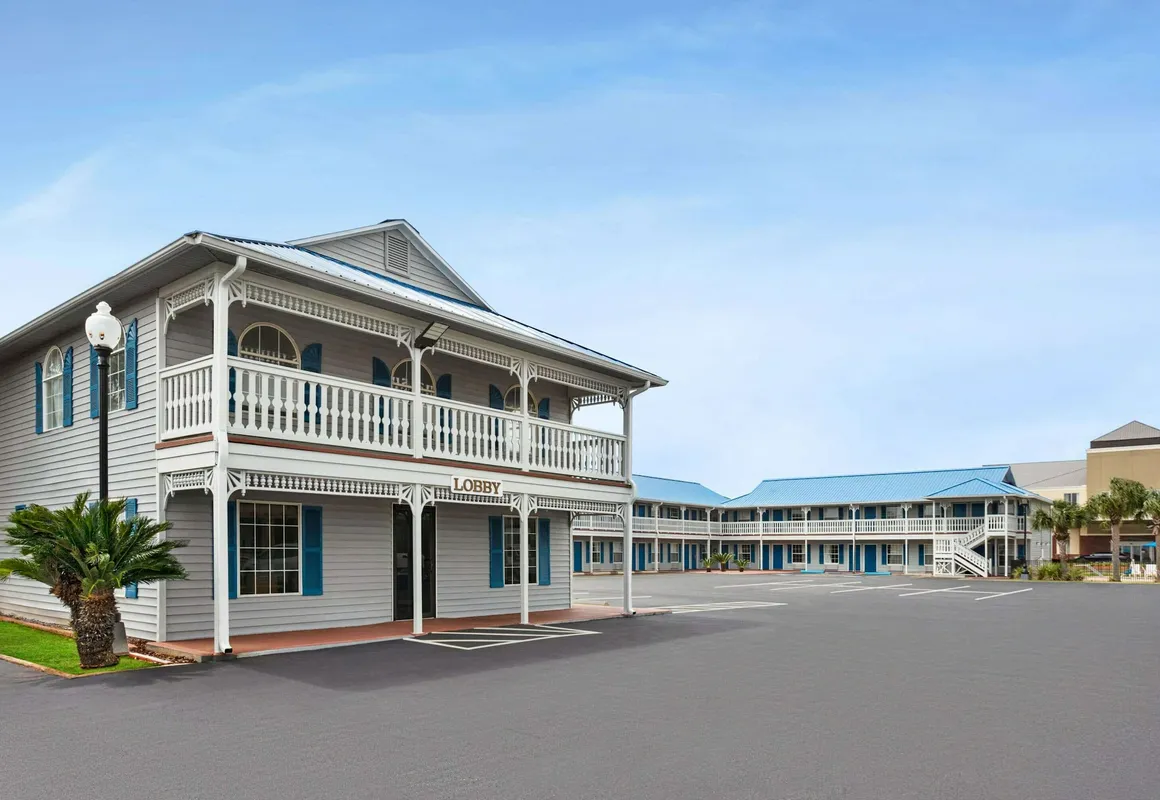 Super 8 by Wyndham Foley hotel hero