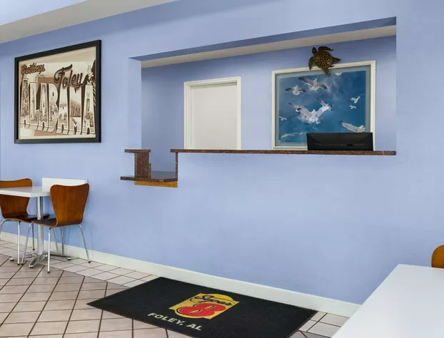 Super 8 by Wyndham Foley hotel detail image 4