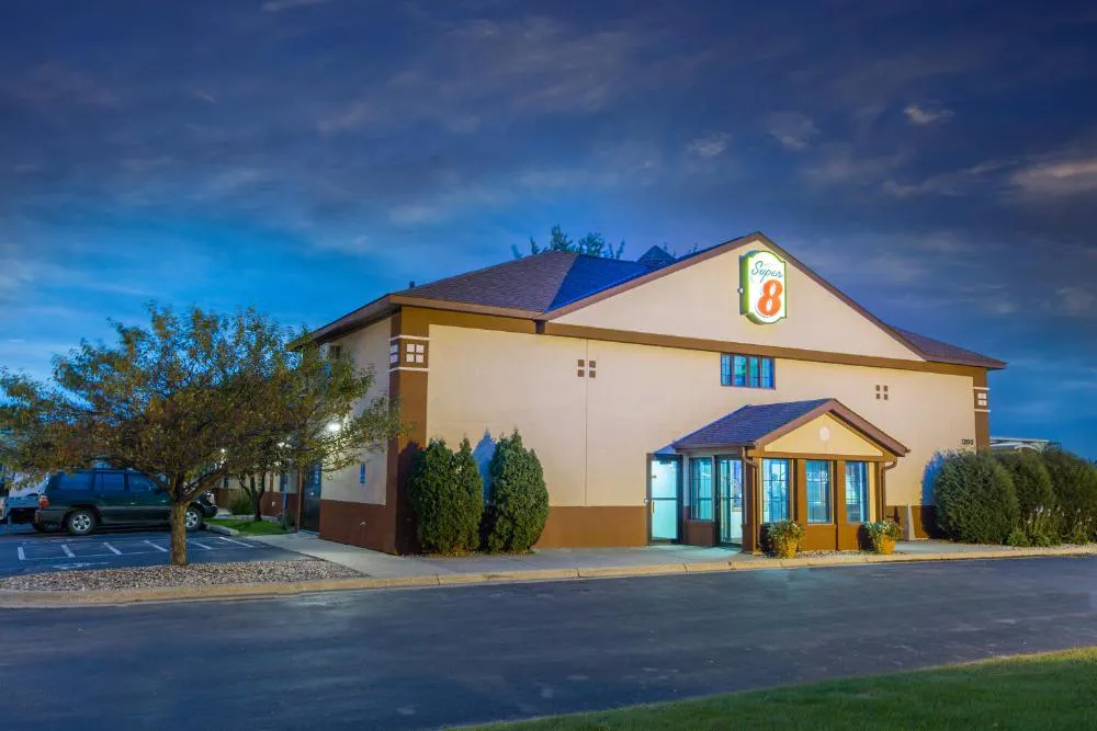 Super 8 by Wyndham Fairmont hotel hero