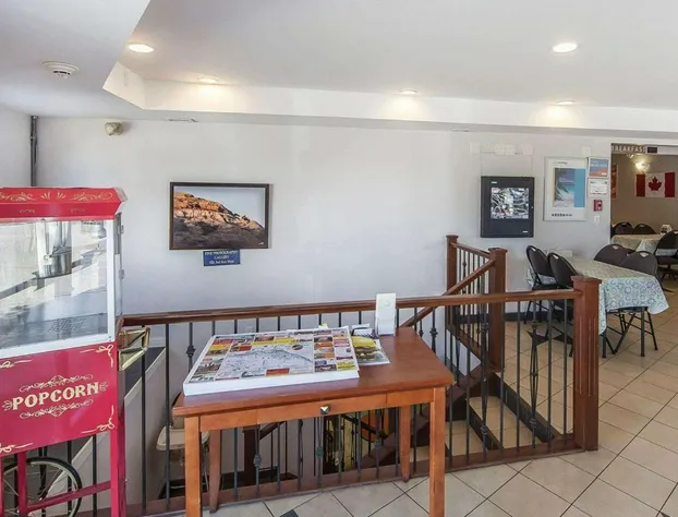 Econo Lodge Inn & Suites hotel detail image 4