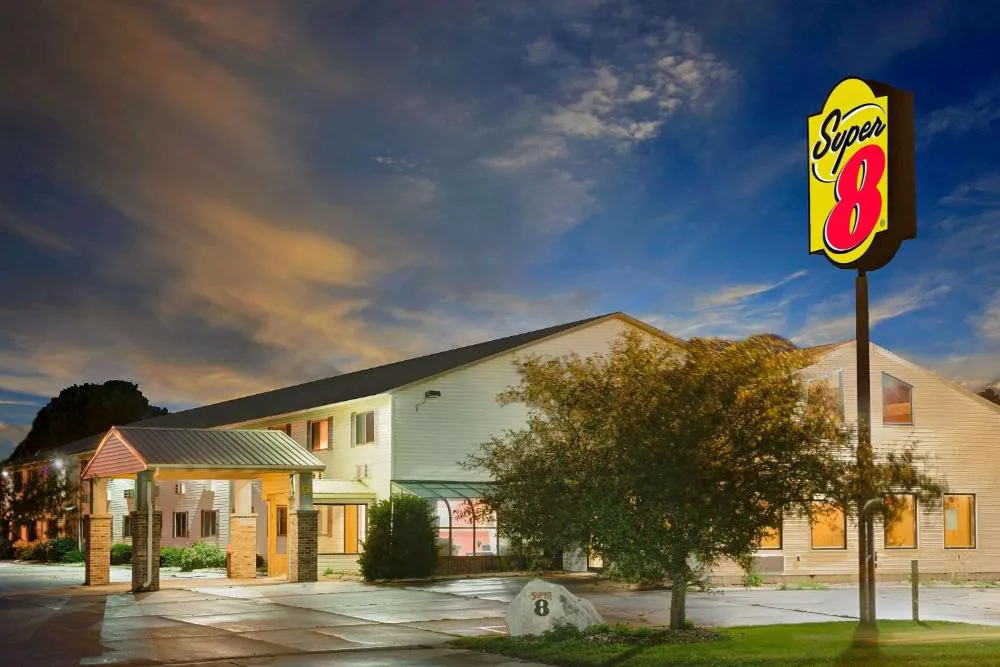 Super 8 by Wyndham Iowa Falls hotel hero