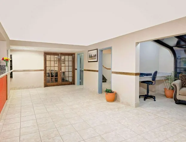 Super 8 by Wyndham Iowa Falls hotel detail image 2