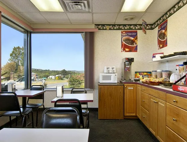 Travelodge by Wyndham Ridgeway Martinsville Area hotel detail image 4