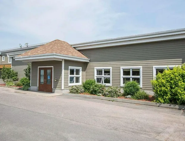 Econo Lodge Inn & Suites hotel detail image 1