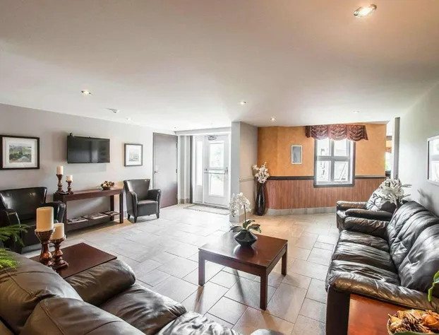 Econo Lodge Inn & Suites hotel detail image 4