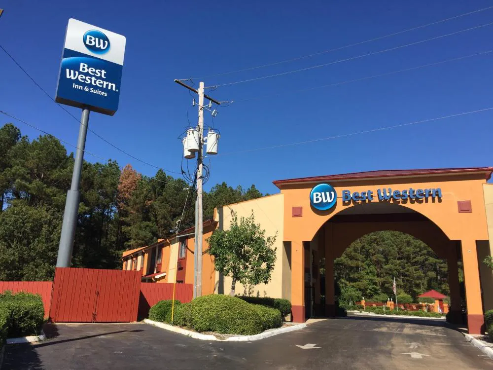 Red Roof Inn & Suites Jackson - Richland hotel hero