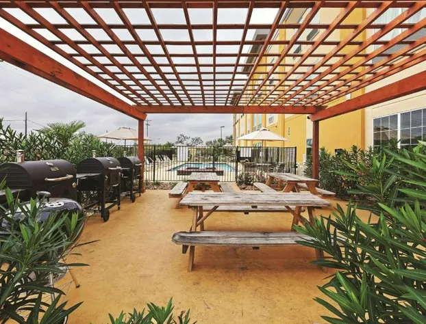 La Quinta Inn & Suites by Wyndham Jourdanton - Pleasanton hotel detail image 3