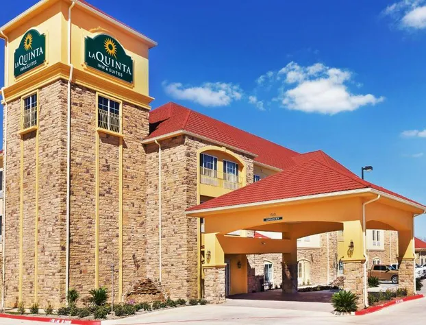 La Quinta Inn & Suites by Wyndham Floresville hotel detail image 1