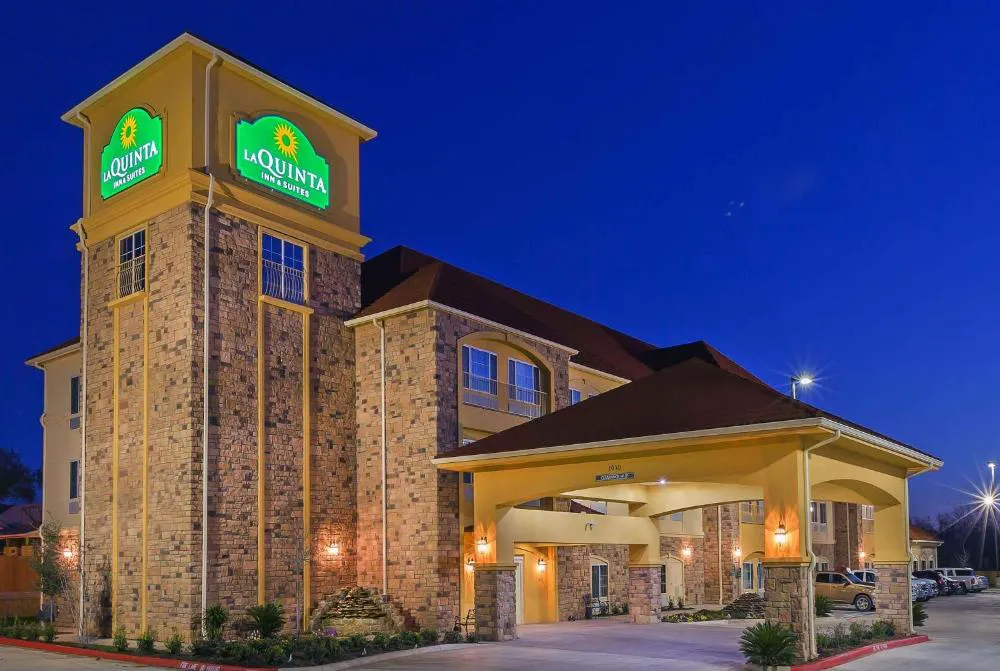 La Quinta Inn & Suites by Wyndham Floresville hotel hero