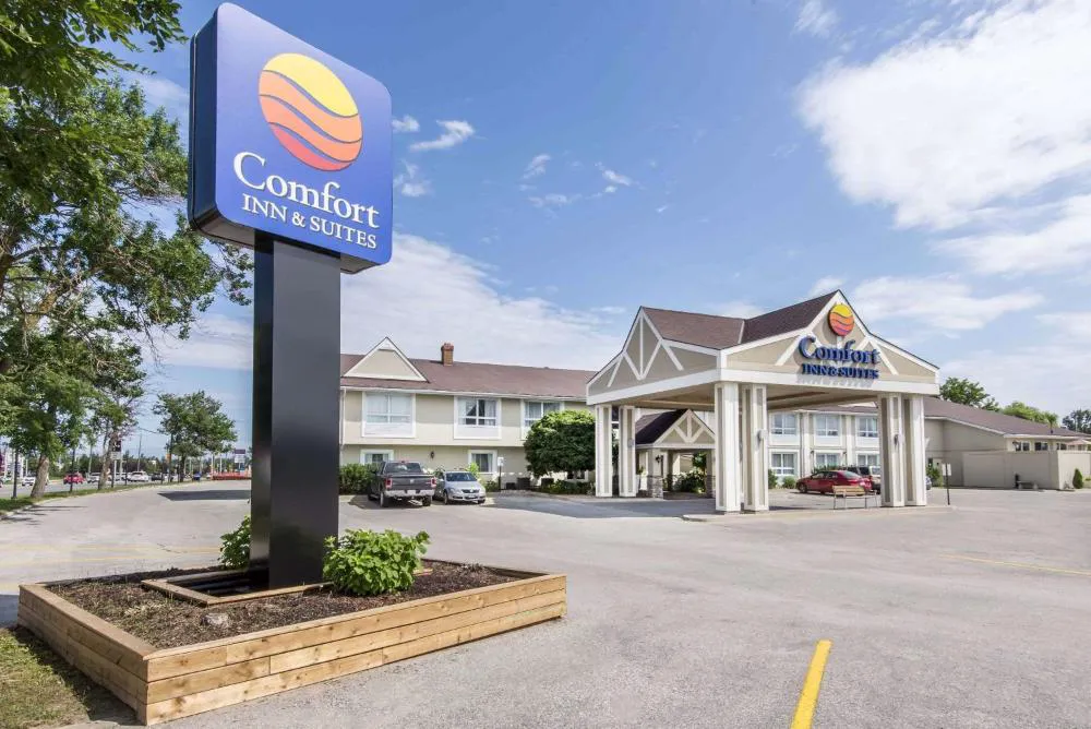 Comfort Inn & Suites hotel hero