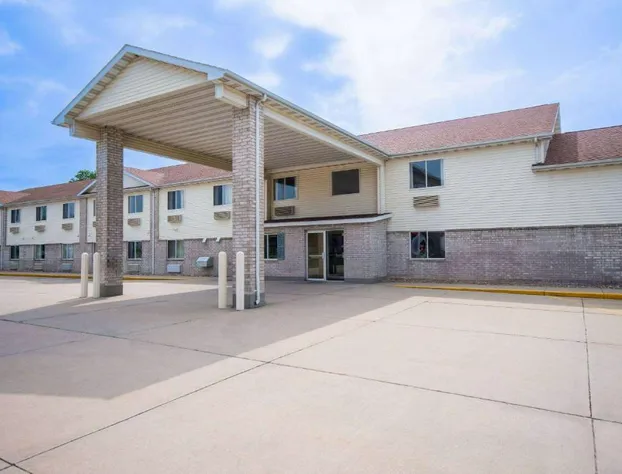 Days Inn by Wyndham Evansdale Waterloo hotel detail image 1