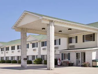 Days Inn by Wyndham Evansdale Waterloo hotel detail image 1