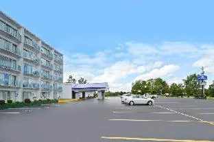 Howard Johnson by Wyndham Benton Harbor/St. Joseph hotel detail image 1