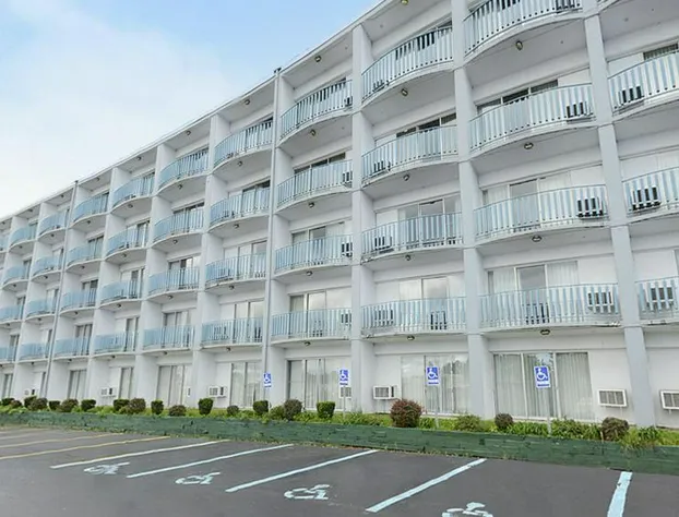 Howard Johnson by Wyndham Benton Harbor/St. Joseph hotel detail image 2