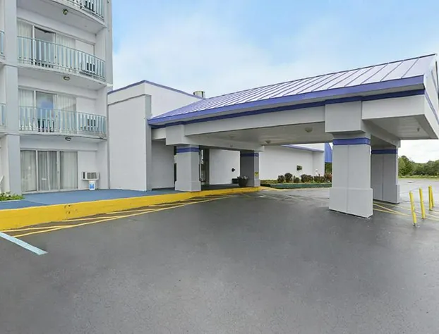 Howard Johnson by Wyndham Benton Harbor/St. Joseph hotel detail image 2