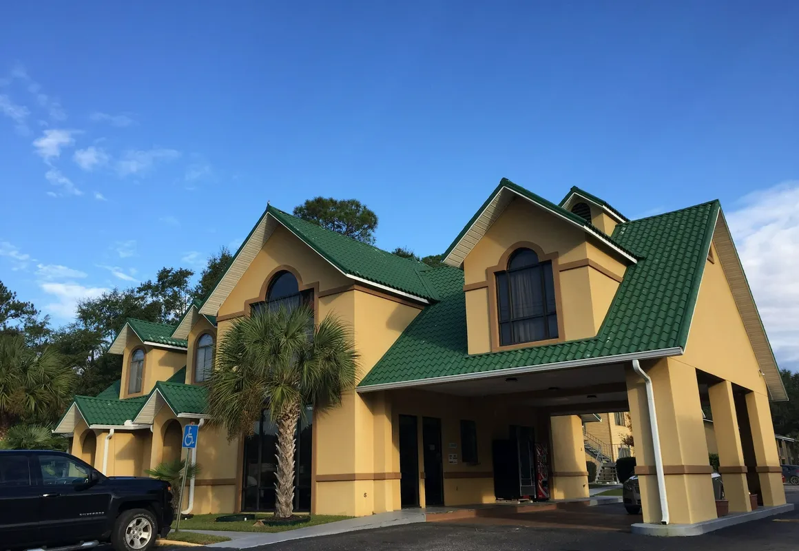 Howard Johnson by Wyndham Dothan hotel hero