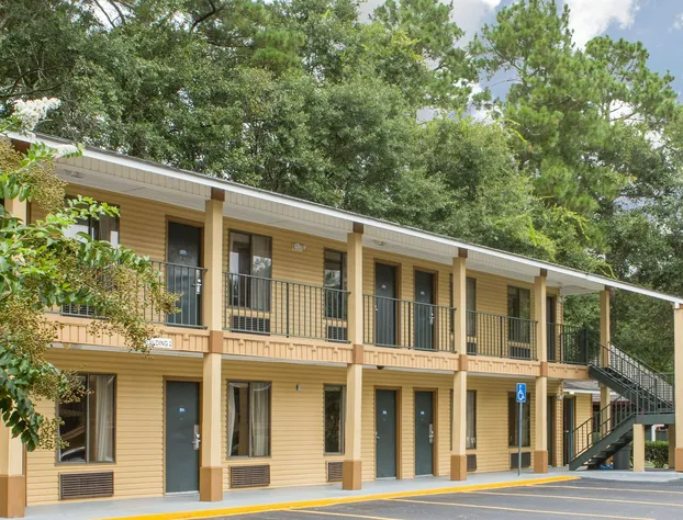 Howard Johnson by Wyndham Dothan hotel detail image 1