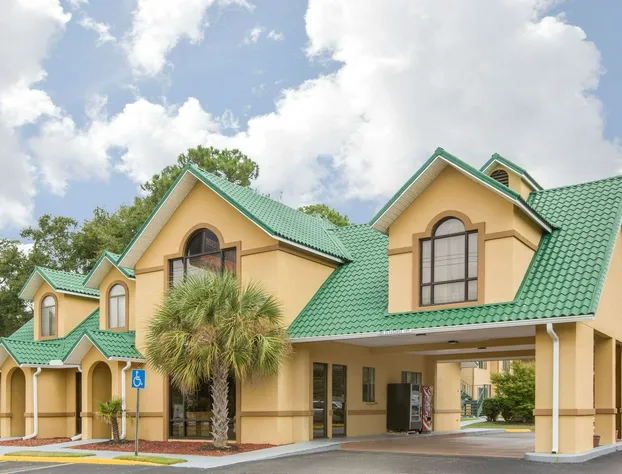 Howard Johnson by Wyndham Dothan hotel detail image 2