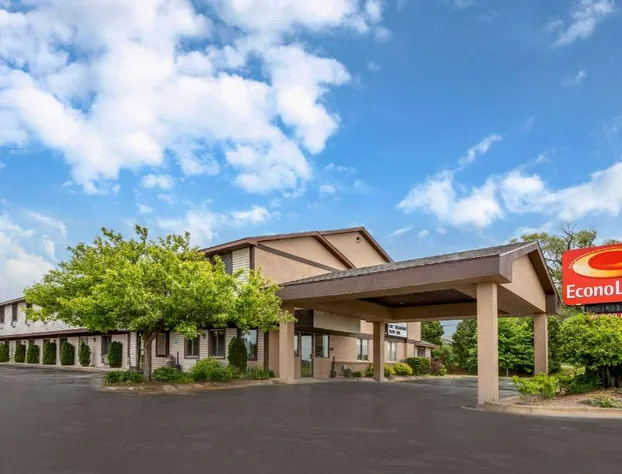 Econo Lodge Traverse City South hotel detail image 1