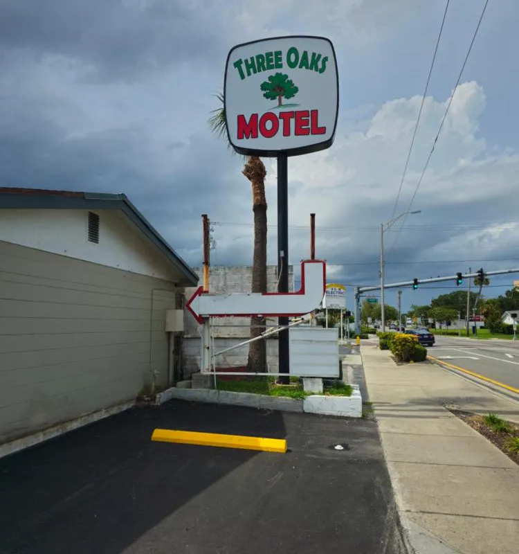 Three Oaks Motel hotel hero
