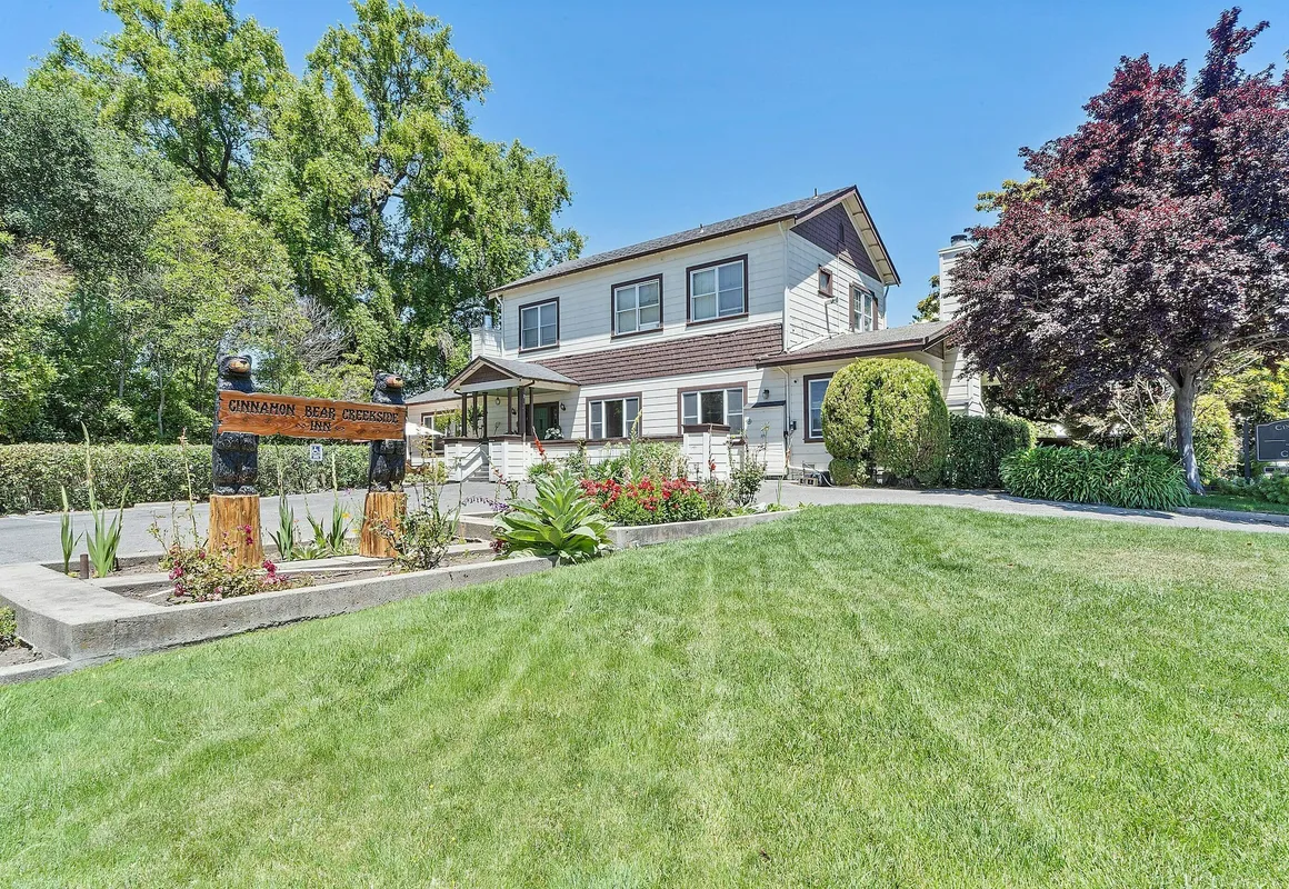Cinnamon Bear Creekside Inn hotel hero
