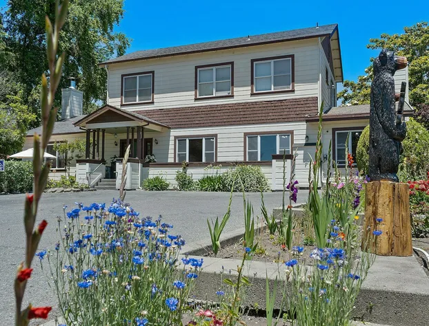 Cinnamon Bear Creekside Inn hotel detail image 1