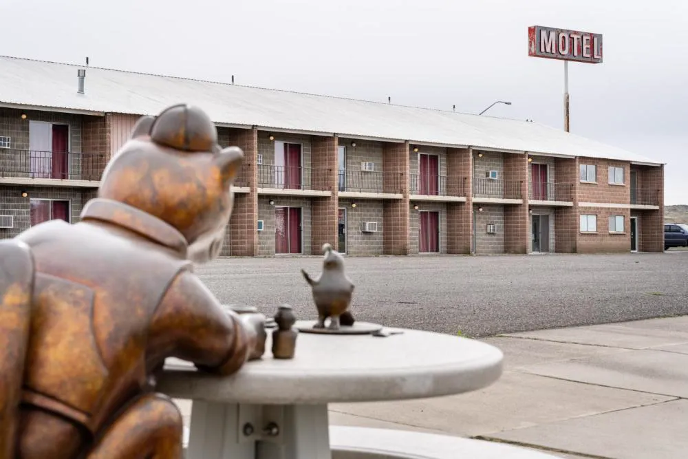 M&M Motel hotel hero