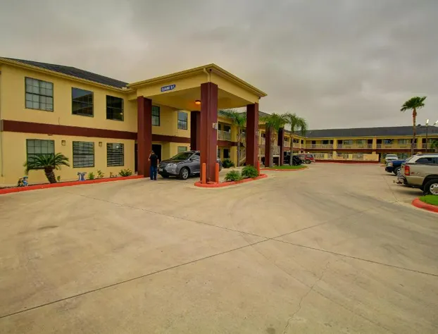 Deluxe Inn & Suites hotel detail image 2