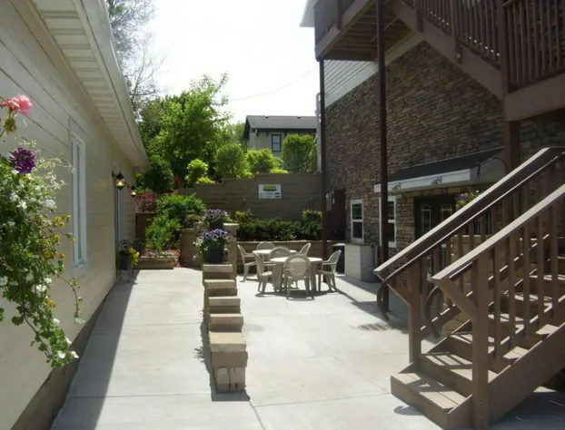 Price Pointe Inn hotel detail image 3
