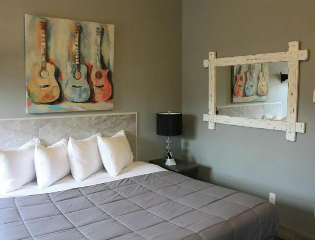 Price Pointe Inn hotel detail image 4