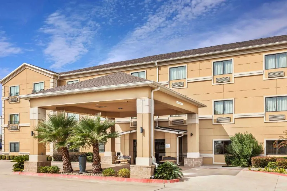 Grander Inn & Suites hotel hero