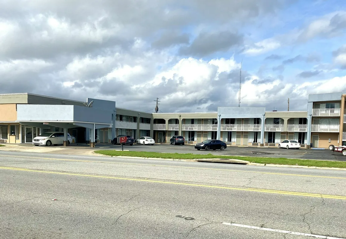 Econo Lodge hotel hero