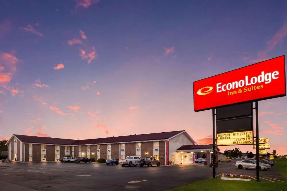 Econo Lodge Inn & Suites Escanaba North hotel hero